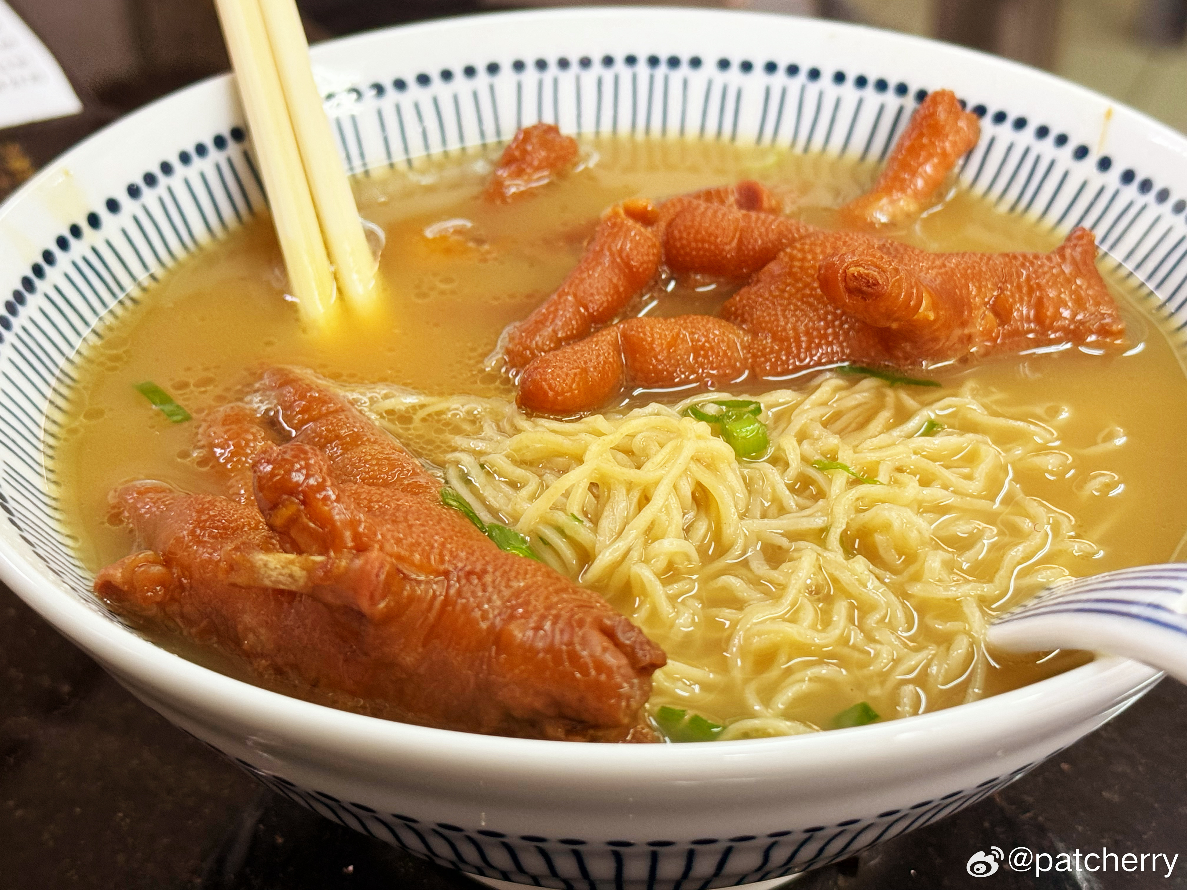 澳门美食之旅，探寻神秘美味的六记虾子面澳门六叔
